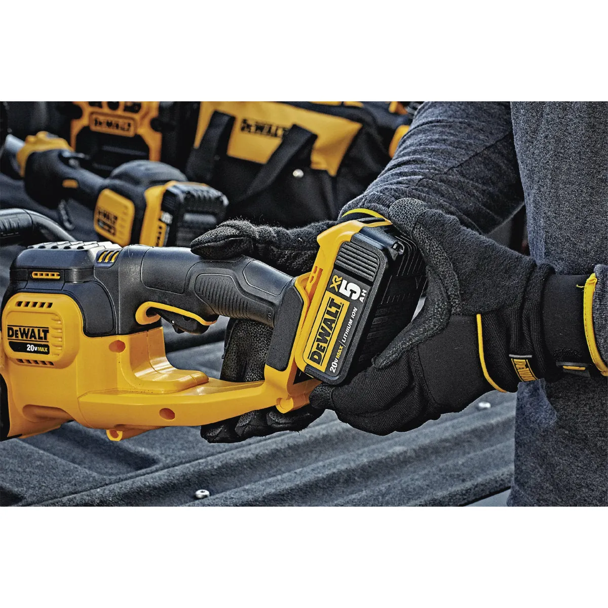 DeWalt DCHT820P1 20V MAX Lithium Ion Hedge Trimmer 5.0Ah